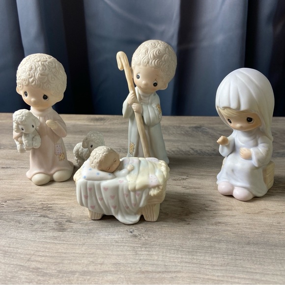 Precious Moments Nativity Figurine 5pcs.  Come Let us Adore Him. - Picture 1 of 9